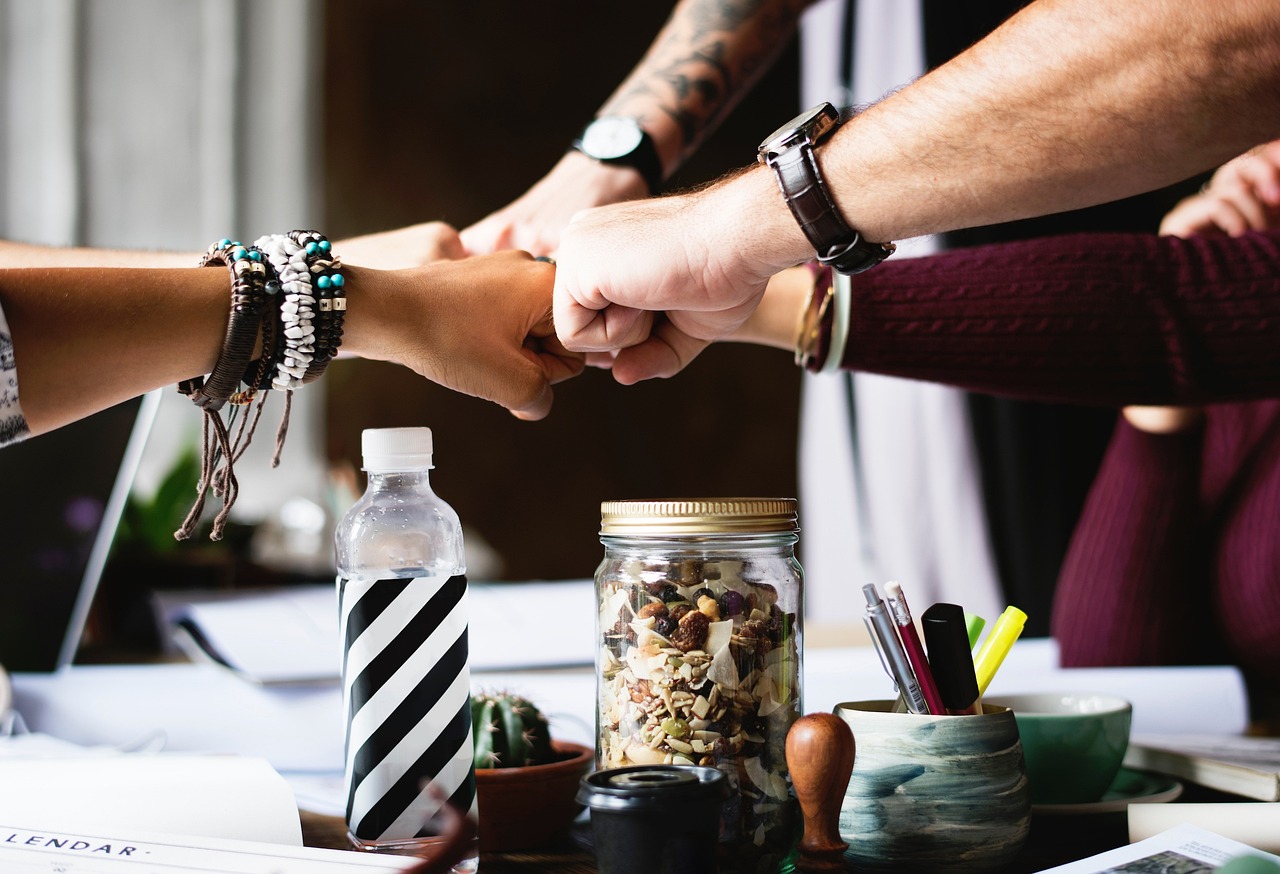 découvrez comment la collaboration favorise la créativité, améliore la productivité et permet d'atteindre des objectifs communs en entreprise comme dans la vie quotidienne.