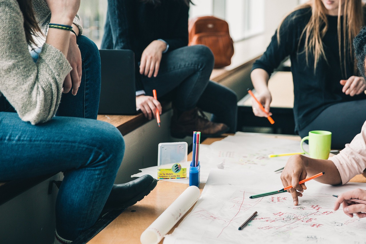 découvrez l'importance de la collaboration en entreprise, ses avantages et les meilleures pratiques pour renforcer le travail d'équipe et atteindre vos objectifs communs.