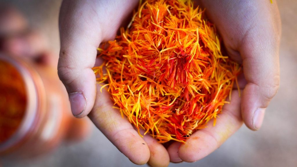 découvrez tout sur le safran : son histoire, ses bienfaits, ses utilisations culinaires et ses propriétés précieuses. conseils d’achat, recettes et astuces pour profiter de cette épice rare et raffinée.