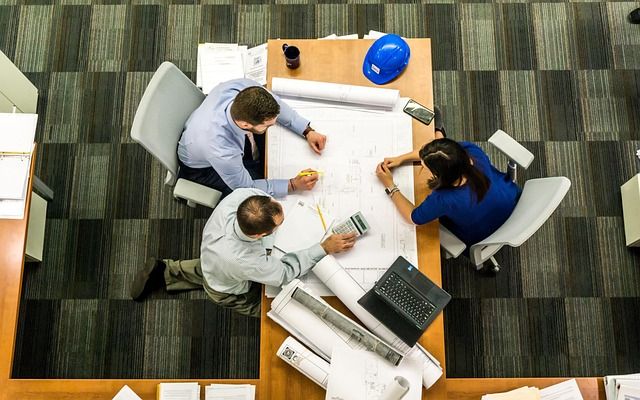 hybride travail : comment optimiser la collaboration entre présentiel et télétravail en 2025 ?